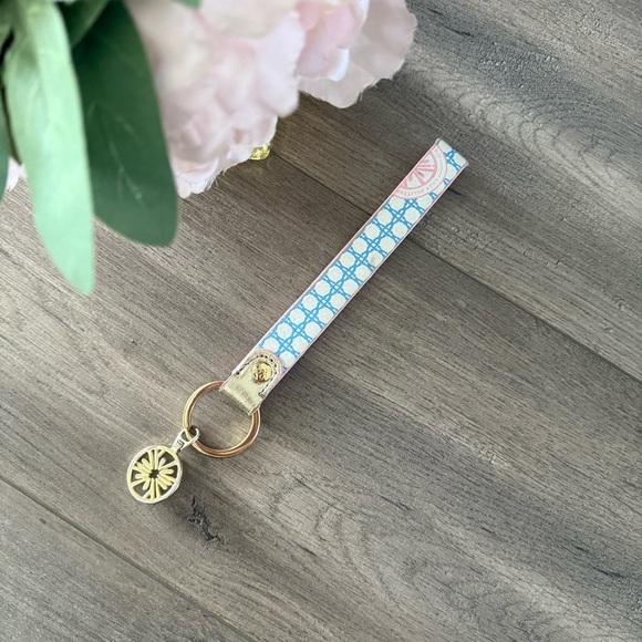Lilly Pulitzer Nantucket Summer Costal Faux Leather Keychain - Picture 2 of 7